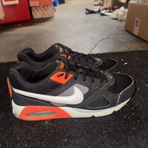 NIKE AIR MAX IVO 580518-016 Black/Bright Crimson Size 9.5